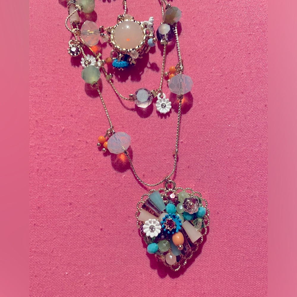 BETSEY JOHNSON 💐🌼 NECKLACE WITH LOTS OF BEADS. HEARTS 💕 AND FLOWERS